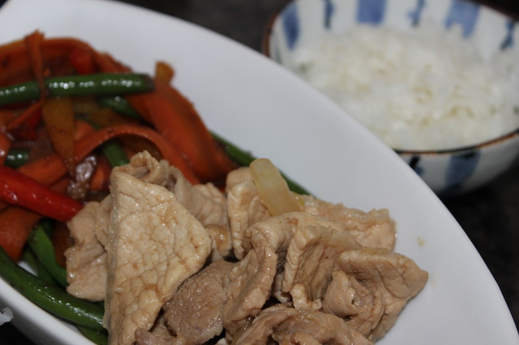 Thit kho - Porc au caramel, légumes sautés et riz japonais