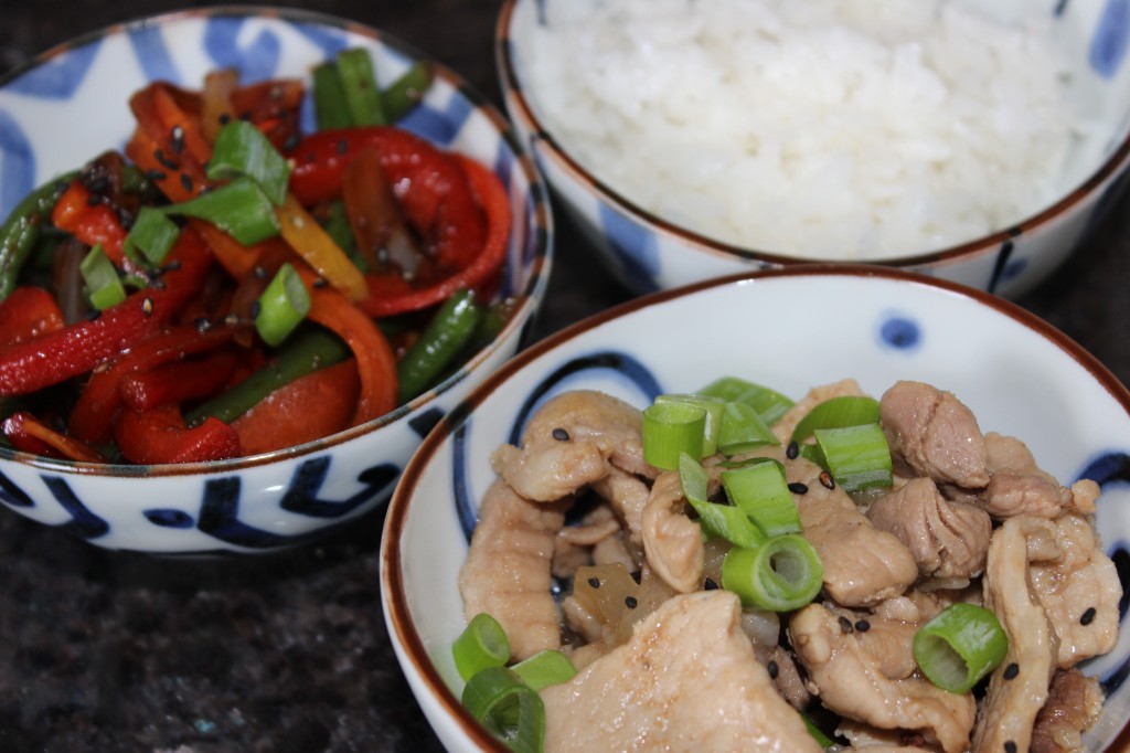 Porc au caramel, légumes sautés et riz japonais